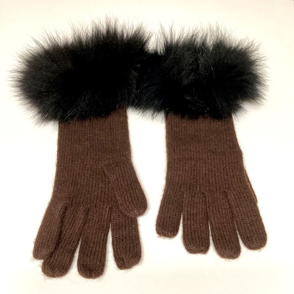 A Pair of Chocolate Winter Gloves - Picture 3 of 10